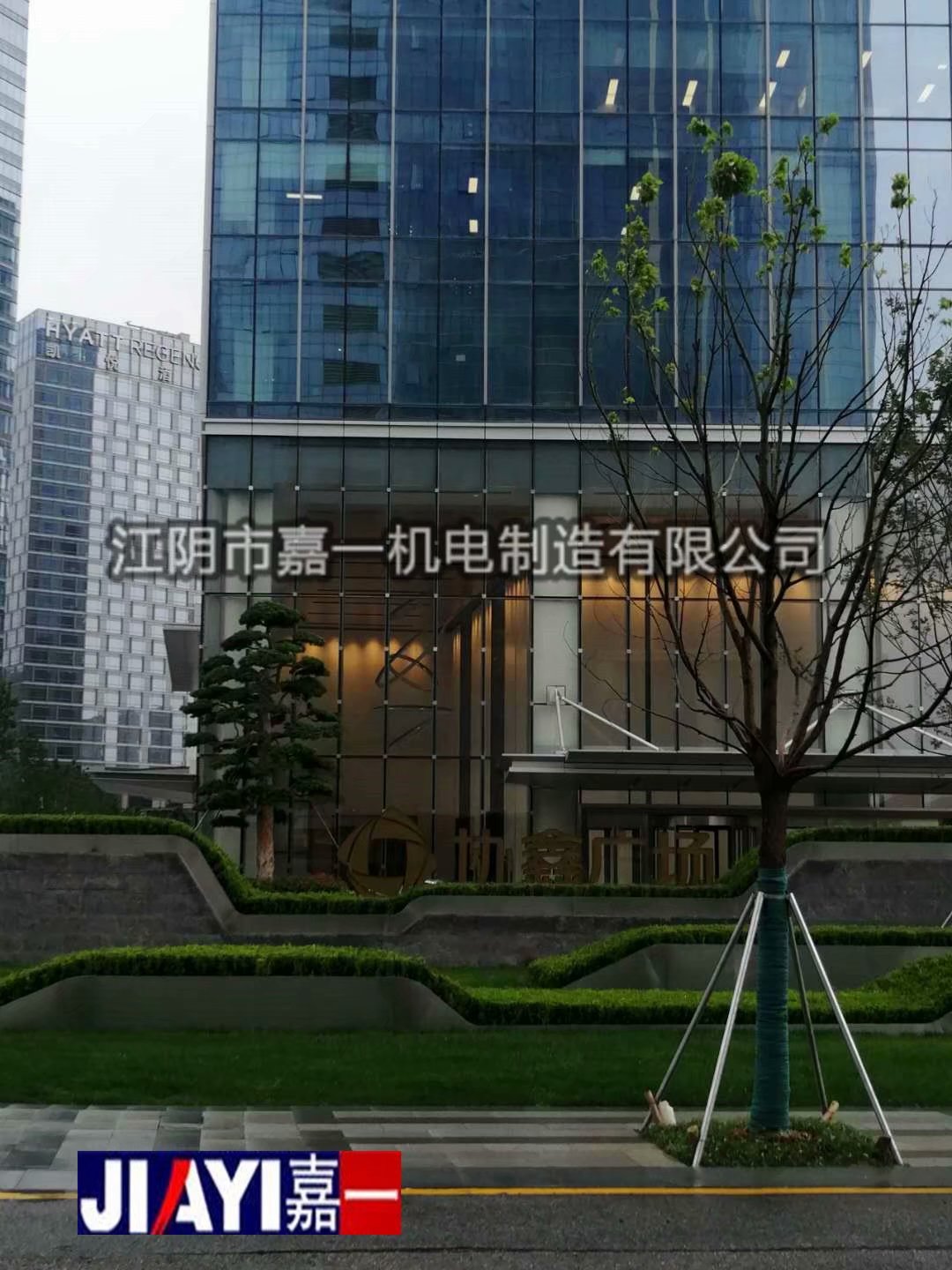 6月中旬，我司及時安排技術前往“協鑫廣場”為膠球清洗裝置調試，設備調試運行成功！